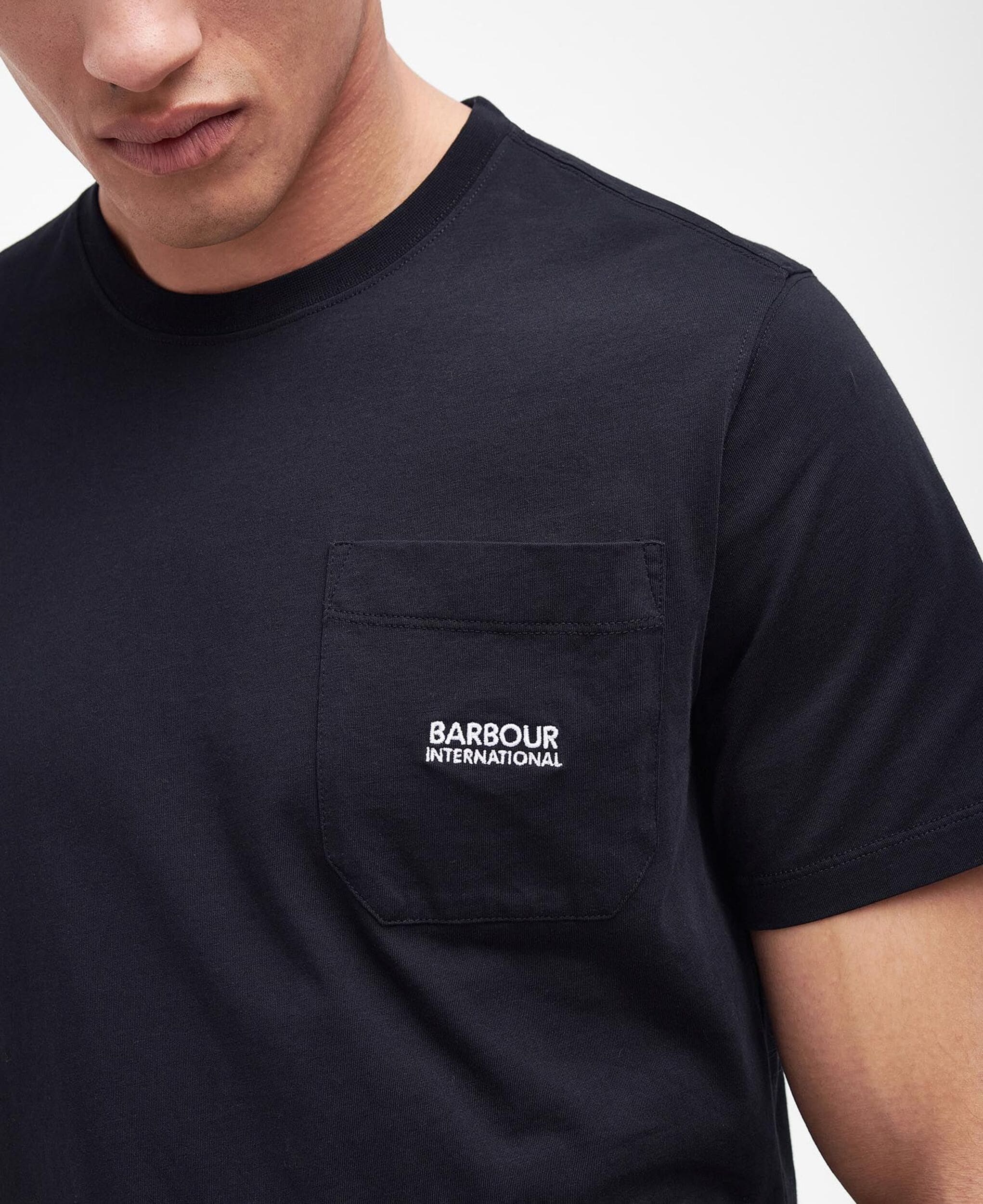 Barbour t-shirt à poche Radok black pour homme porté poche